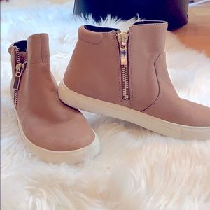 High top leather sneaker